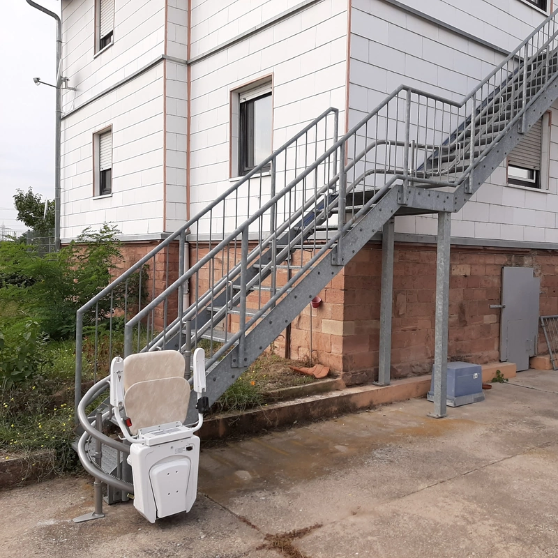 Modell ALPHA ZL Treppenlift Außenbereich kurviger Treppenverlauf